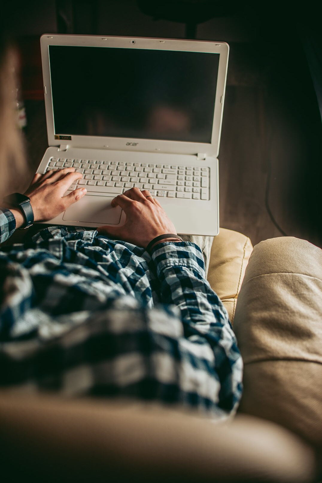 private investigator using laptop